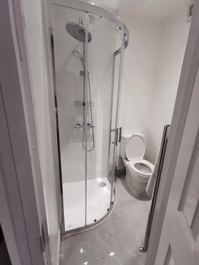Studio Self Contained Double Bedroom London Apartment
